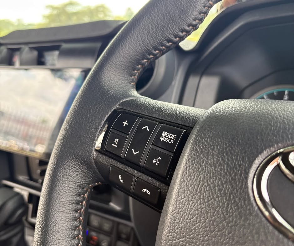 Steering wheel buttons and cruise control