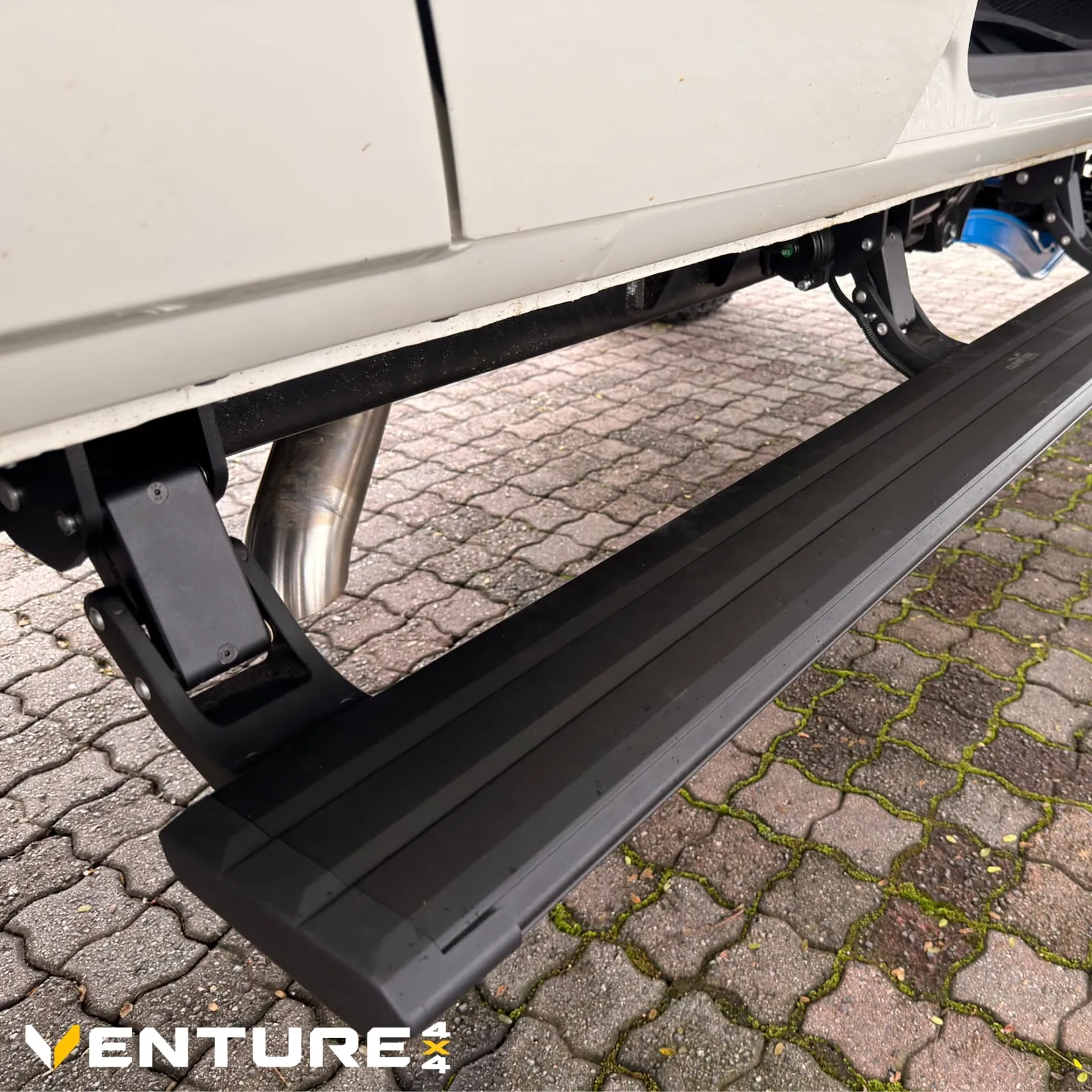Electric retractable side step deployed