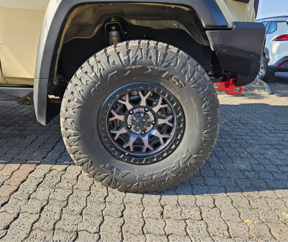 Dirty Life wheels with Maxxis Razr AT tyres
