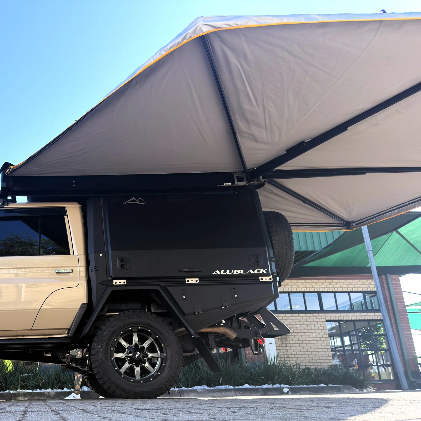 Quick Pitch 270° awning