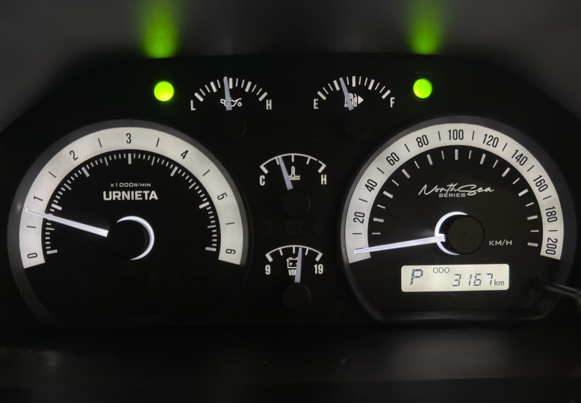 Urnieta North Sea series instrument cluster fitted to a Land Cruiser 79