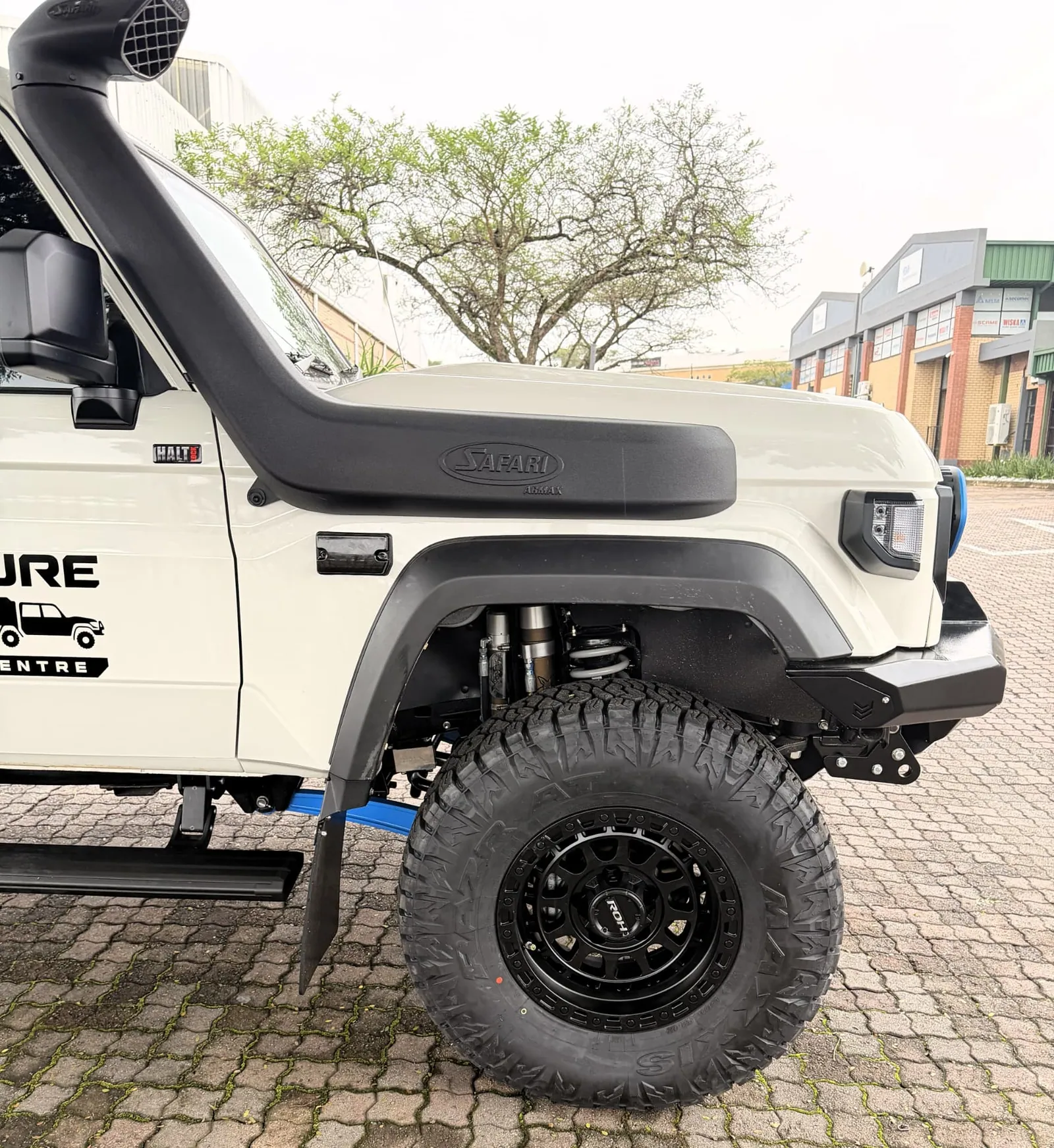 Safari snorkel, ROH wheels and front bumper on a Land Cruiser 79