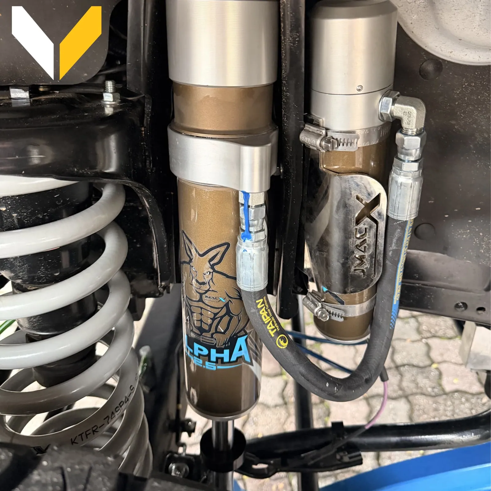 JMACX Alpha 2.5 shock and remote reservoir close-up